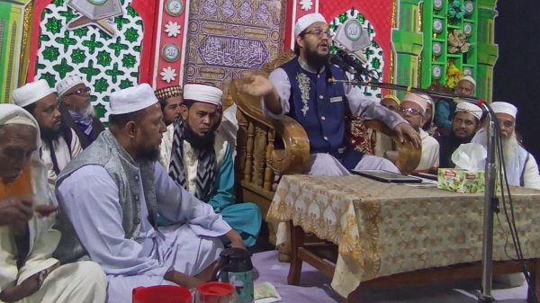শান্তিনগর বাইতুন নূর জামে মসজিদ কমিটির উদ্যোগে (১১ তম বার্ষিকী) ওয়াজ মাহফিল অনুষ্ঠিত। আলআমিন কবির সোনারগাঁও নারায়ণগঞ্জ প্রতিনিধি। সোনারগাঁয়ে শান্তিনগর বাইতুন নূর জামে মসজিদ কমিটির উদ্যোগে ১১ তম বার্ষিকী ওয়াজ ও দোয়ার মাহফিল অনুষ্ঠিত হয়। ২৯ ডিসেম্বর রবিবার শান্তি নগর বাইতুন নুর জামে মসজিদ সংলগ্ন মাঠ প্রাঙ্গণ শান্তিনগর (পাঁচানী) মাঠে বাদ আছর থেকে গভীর রজনী পর্যন্ত ইসলামি নাদ,গজল ইসলামি সাংস্কৃতিক অনুষ্ঠান তাবারক বিতরনের মধ্যে দিয়ে ওয়াজ ও দোয়ার আয়োজন সমাপ্ত হয়। ওয়াজ ও দোয়ার মাহফিলে প্রধান বক্তা হিসেবে উপস্থিত ছিলেন আন্তর্জাতিক খ্যাতি সম্পন্ন বিশিষ্ট ইসলামী চিন্তুাবিদ ও মিডিয়া ব্যক্তিত্ব আলহাজ্ব হযরত মাওলানা মুফতি ডক্টর ওসমান গনি সালেহী। বিশেষ বক্তা হিসেবে উপস্থিত ছিলেন হযরত মাওলানা সৈয়দ মনজুরুল ইসলাম আল হোসাইনী, হযরত মাওলানা আব্দুস সালাম সাহেব, উক্ত মাহফিলে আরও দেশ বরর্ন ওলামায়ে কেরাম উপস্থিত ছিলেন। উক্ত ওয়াজ ও দোয়ার মাহফিলে প্রধান অতিথি হিসেবে উপস্থিত ছিলেন জনাব রাশেদুল ইসলাম নয়ন বিশিষ্ট ব্যবসায়ী সৌদি প্রবাসী। অনুষ্ঠানের সভাপতিত্ব করেন আলহাজ্ব ডাক্তার মোঃ লোকমান মিয়া সাবেক সহ পরিচালক মুগদা মেডিকেল কলেজ হাসপাতাল ও সভাপতি শান্তিনগর জামে মসজিদ, ওয়াজ ও দোয়ার মাহফিলে উদ্বোধক হিসেবে উপস্থিত ছিলেন মোঃ ইব্রাহিম খলিল বিশিষ্ট ব্যবসায়ী সৌদি প্রবাসী, প্রধান মেহমান হিসেবে উপস্থিত ছিলেন মহম্মদ মাহবুব আলম ফ্রান্স প্রবাসী, বিশেষ মেহমান হিসেবে ছিলেন মোঃ শহিদুল ইসলাম মুন্সী, উপদেষ্টা মোহাম্মদ নায়েব আলী বেপার বিশিষ্ট ব্যবসায়ী ও সহ-সভাপতি শান্তিনগর জামে মসজিদ, মোঃ আবু সাঈদ বিশিষ্ট ব্যবসায়ী ও ক্যাশিয়ার শান্তিনগর জামে মসজিদ, মোহাম্মদ জসিম উদ্দিন শনির আখড়া ঢাকা, নুরুল ইসলাম, মোহাম্মদ নুরুজ্জামান, মোহাম্মদ জসিম উদ্দিন বেপারী মোঃ মোশাররফ, সহ-সভাপতি বিন্দু হাজী মোহাববত আলী সহ সভাপতি শান্তিনগর বাইতুন নূর জামে মসজিদ, হাজী মোহাম্মদ শফিকুল ইসলাম স্বপন বিশিষ্ট ব্যবসায়ী ও সেক্রেটারি শান্তিনগর জামে মসজিদ, মোহাম্মদ নায়েব আলী সওদাগর বিশিষ্ট ব্যবসায়ী ও সাবেক কোষাধক্ষ্য শান্তিনগর জামে মসজিদ, মোহাম্মদ ওয়াজ করনী বিশিষ্ট ব্যবসায়ী। মঙ্গলেরগাও, সার্বিক তত্ত্বাবধানে ছিলেন মোঃ হানিফ মিয়া, মোহাম্মদ রাজা মিয়া মোঃ মাসুম বিল্লাহ মোহাম্মদ আল-আমিন মোঃ কামরুল ইসলাম মোহাম্মদ নাদির মোহাম্মদ নুর নবী মোহাম্মদ বাবুল মোঃ মহিউদ্দিন মোঃ হাফিজুল্লাহ মোহাম্মদ জিয়াউর রহমান মোঃ ফারুক মোঃ গুলজার হোসেন মোঃ মিজান মো রুহুল আমিন। বিশেষ অতিথি হিসেবে উপস্থিত ছিলেন মোহাম্মদ ইউসুফ আলী, মোহাম্মদ তৌহিদুল ইসলাম ফারুক, মোহাম্মদ মোরশেদ আহমেদ, মোহাম্মদ আইয়ুব খান, মোঃ মিজানুর রহমান মিজান, মোহাম্মদ নূরে আলম সরকার, মোহাম্মদ খোরশেদ আলম ফরাজী, মোঃ জাহাঙ্গীর আলম মেম্বার সম্মানিত অতিথি হিসেবে উপস্থিত ছিলেন মোহাম্মদ কুদ্দুস আলী আবুল কালাম আজাদ মোঃ মনির হোসেন মেম্বার জুবায়ের আহমেদ চুন্নু খোরশেদ আলম রানা আব্দুল আজিজ মেম্বার দুলাল বেপারী মোহাম্মদ আলী আহমদ মোঃ জজ মিয়া ডঃ মোঃ শাহীন মোঃ আল-আমিন কবির সাংবাদিক দৈনিক প্রতিদিনের কাগজ মোহাম্মদ নাসির হোসেন মোহাম্মদ ফখর উদ্দিন মোহাম্মদ মাহবুব মোহাম্মদ আফসার উদ্দিন মোহাম্মদ মাইনুদ্দিন মোয়াজ্জেম শান্তিনগর জামে মসজিদ মোহাম্মদ আলাউদ্দিন মোহাম্মদ তাইজ উদ্দিন ডাক্তার মোঃ আব্দুল কাদির মোহাম্মদ আবদুল সালাম প্রমুখ উপস্থিত ছিলেন
